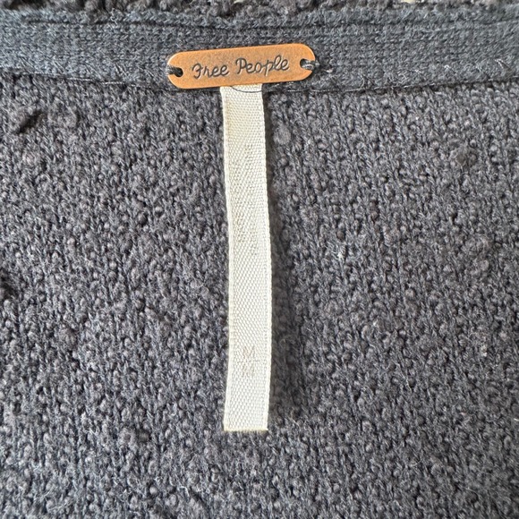 Free People Icing Sweater Black M Oversized V-Neck Fuzzy Crop Knit Cozy Fall Top - Picture 4 of 4
